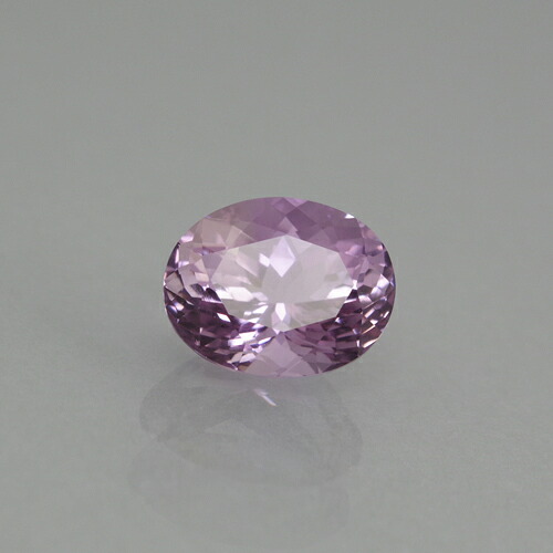 アメシスト 4.23ct bf-2544 小さなファセット面を多く施されたカットにより、美しいさざ波のような輝きを放っています。つややかなテリと高い透明感が、清楚な紫の輝きを引き立てています。 レアストーン専門店大阪ウエルダー