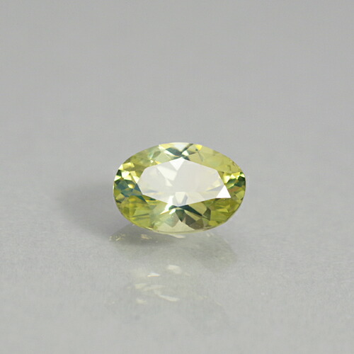 クリソベリル 0.99ct bf-2888 クリソベリル無処理で、処理の多い現在では希少な宝石です。鉄による発色のため黄色に褐色が混ざることが多いですが、このルースは蛍光の黄緑色が美しく輝きます。 レアストーン専門店大阪ウエルダー