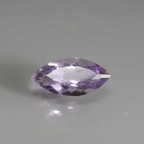 ラベンダースカポライト1.62ct bs-2058 色の種類が多くキャッツや紫外線蛍光など光彩効果 を示す変種の多いスカポライトの中で人気のラベン ダースカポライトです。 レアストーン専門店大阪ウエルダー