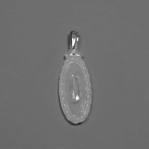 カービング翡翠11.43ct A-085下が透けて見えるほど透明感が高い白色の翡翠は アイスジェイド、氷翡翠と呼ばれ産出量が非常に 少なく価値が高くなります。 それを削り出して作った贅沢なペンダントトップ にした今までの翡翠のイメージを変える品物です。|レアストーン専門店大阪ウエルダー
