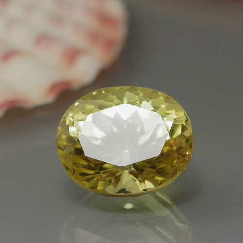 蛍光イエローアパタイト7.53ct UVペン付きbf-1921a大粒 上質 レモンイエローの色どりは高い透明感とテリの強さで、人気のネオンブルーにも負けない美しさです。レアストーン専門店大阪ウエルダー|レアストーン専門店大阪ウエルダー