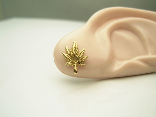 ラブクラフト 【１８金製の 大麻草ピアス １個】 １８金製のキャッチ付属 １８金 イエローゴールド K18 ガンジャ マリファナ ピアス 送料無料 お守り ハンドメイド 手作り プレゼント ギフト包装 メンズ レディース (ep093)