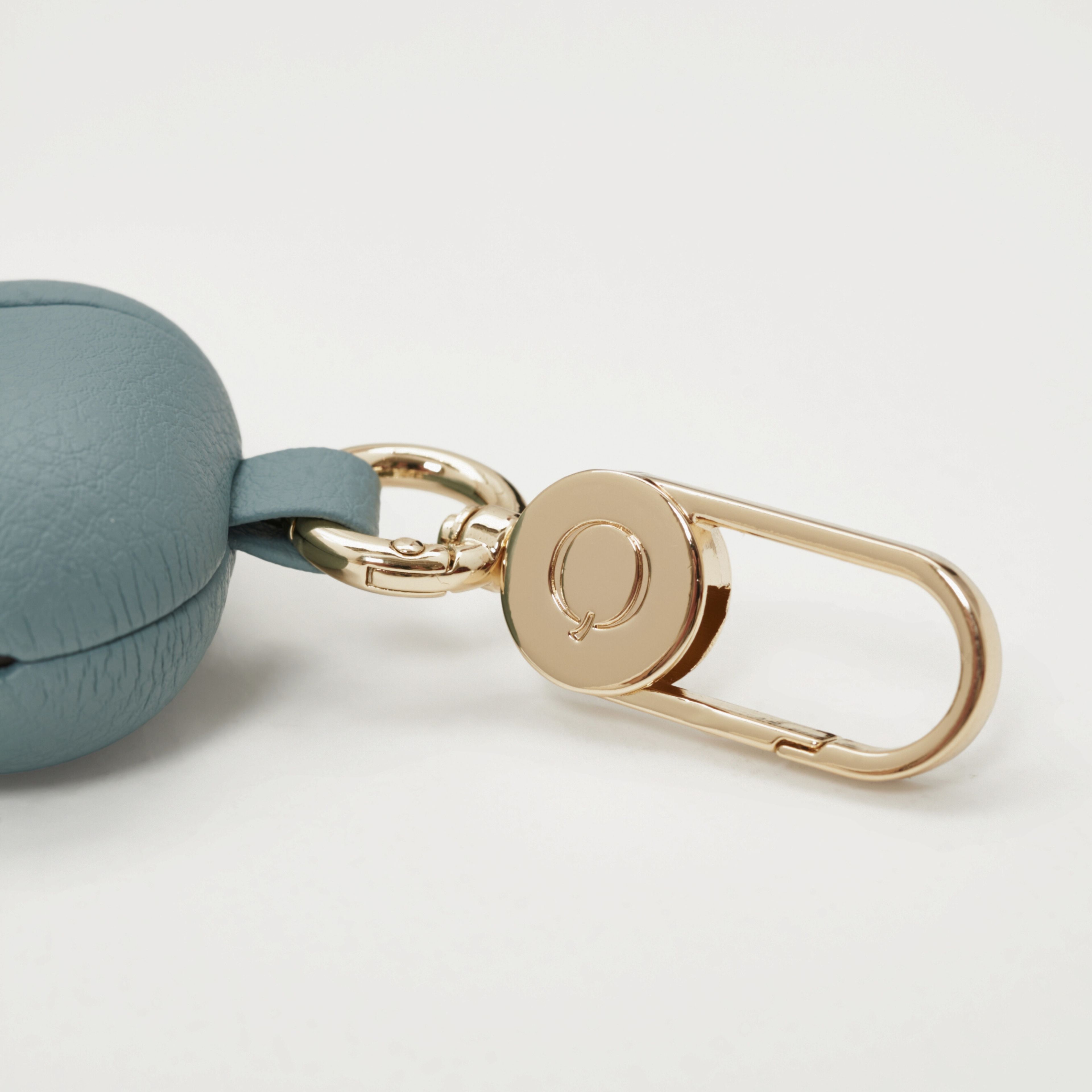 アップルエアーポッツ4ケース 名入れ刻印 ギフト | AirPods 4 カラビナ付き ヴィーガン レザー アップルレザー ブランド LOVST TOKYO ラヴィストトーキョー