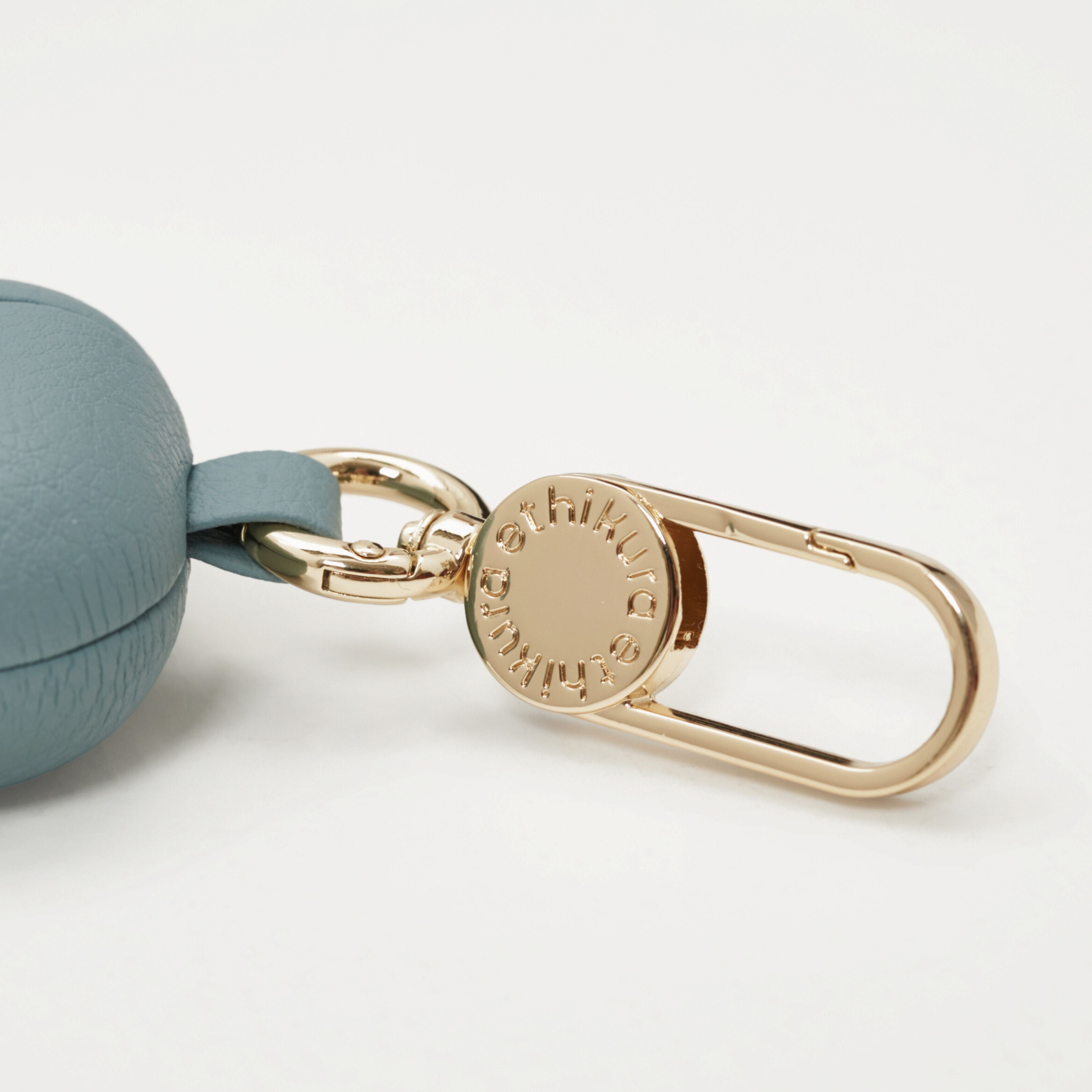 アップルエアーポッツ4ケース 名入れ刻印 ギフト | AirPods 4 カラビナ付き ヴィーガン レザー アップルレザー ブランド LOVST TOKYO ラヴィストトーキョー