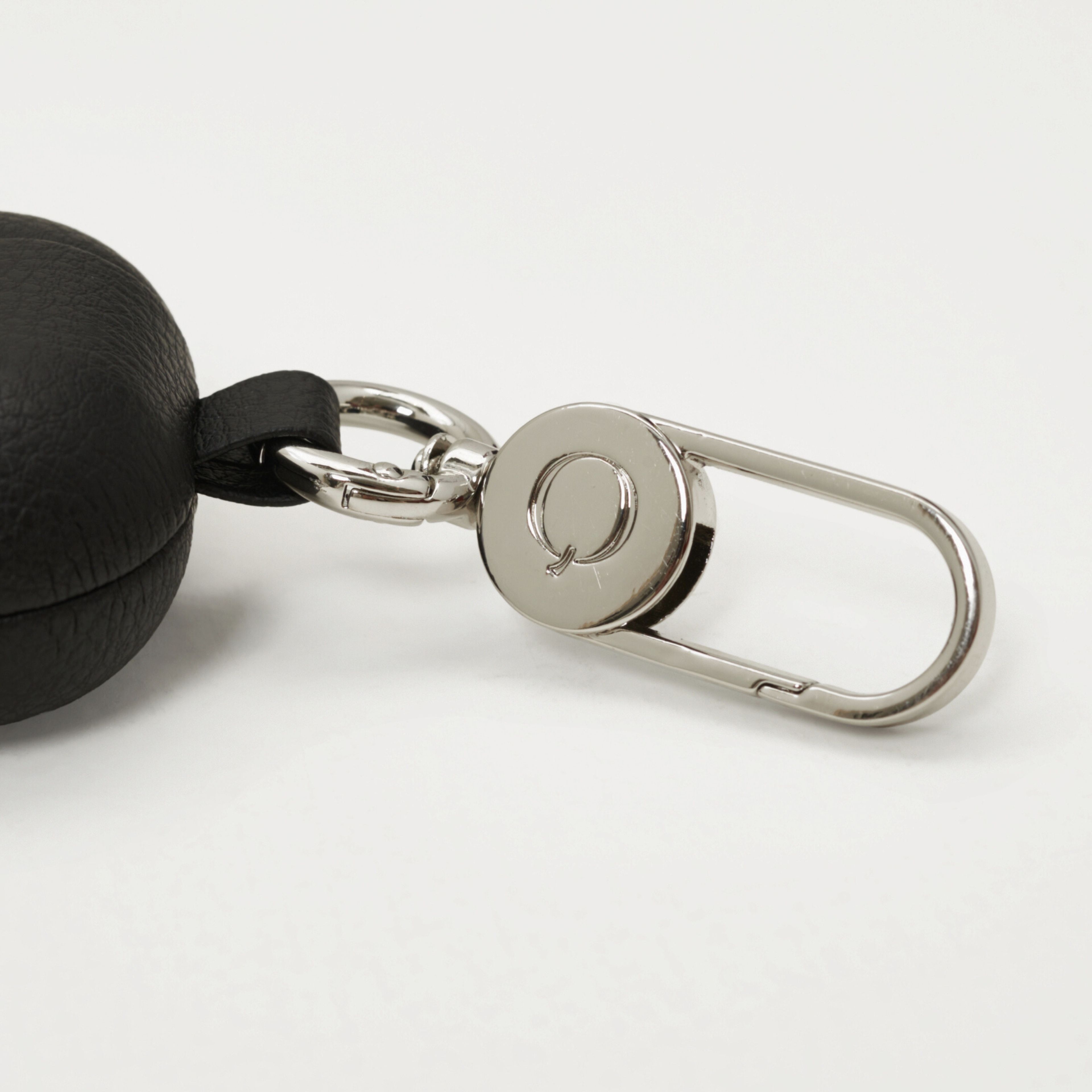 アップルエアーポッツ4ケース 名入れ刻印 ギフト | AirPods 4 カラビナ付き ヴィーガン レザー アップルレザー ブランド LOVST TOKYO ラヴィストトーキョー