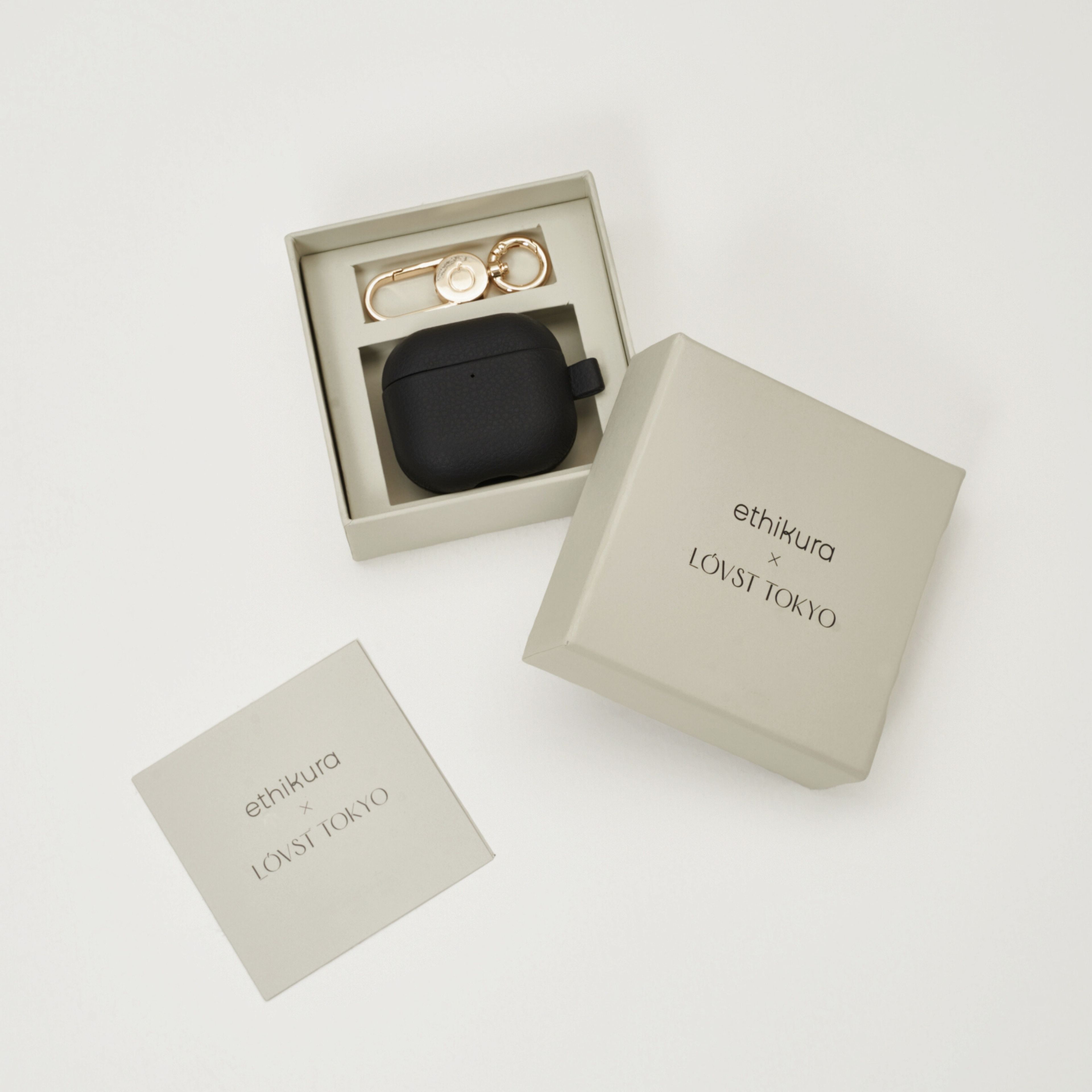 アップルエアーポッツ4ケース 名入れ刻印 ギフト | AirPods 4 カラビナ付き ヴィーガン レザー アップルレザー ブランド LOVST TOKYO ラヴィストトーキョー