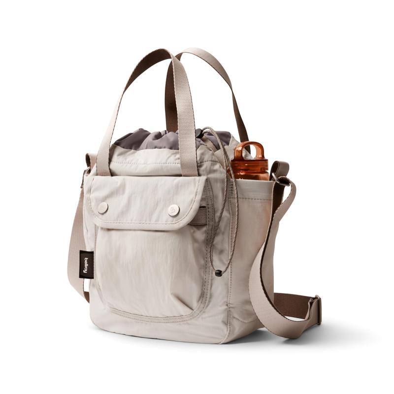 [Bellroy] Cinch Bucket Bag 電気容量9Lのパウダーコンパクト大いさ 軽さポシェット 納める力 チャック付き添い人隠しあり 合わせる能力のあるなストラップ 持ち方3通り路