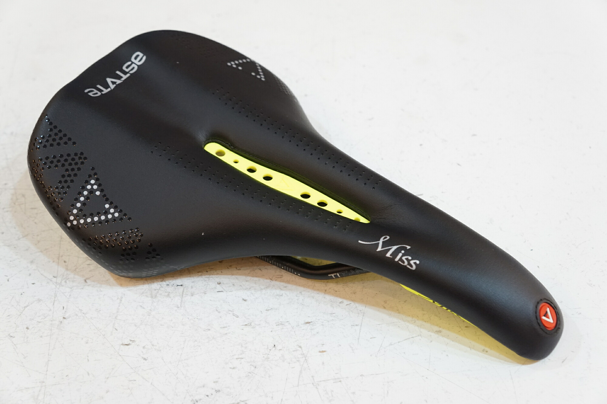 【中古】  ASTVTE 「アスチュート」 MISSLINE サドル / バイチャリ浦和軍事基地