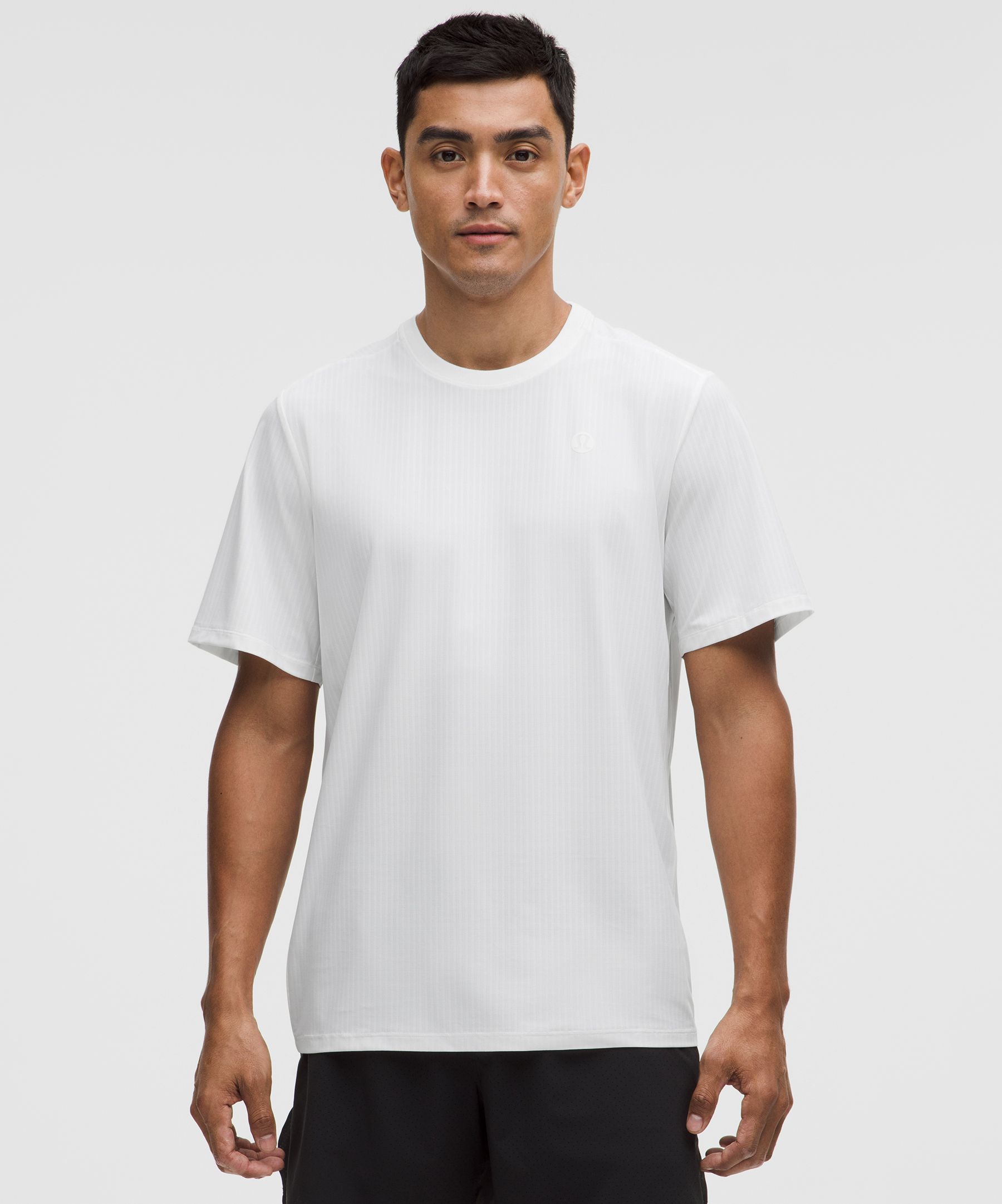 [公式] ルルレモン lululemon 男性 UVカット ストライプメッシュテニスTシャツ - ショートスリーブシャツ - テニス｜ルルレモン 公式ショップ