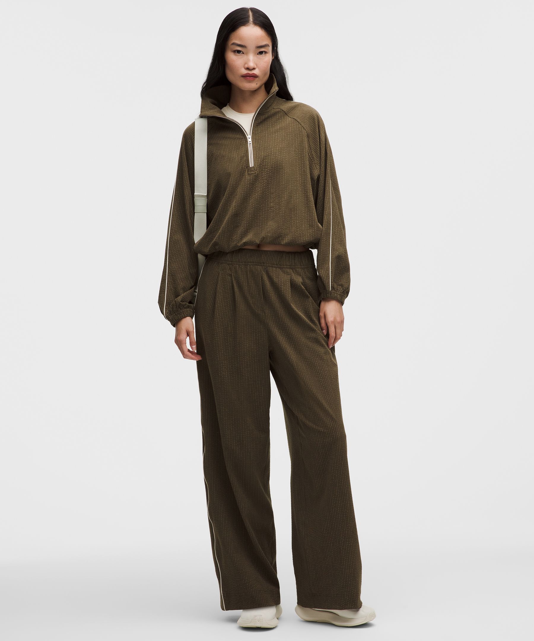 [公式] ルルレモン lululemon 女性 シアサッカーWovenAir ハイライズプリーツパンツ *レギュラー - パンツ - カジュアル｜ルルレモン 公式ショップ