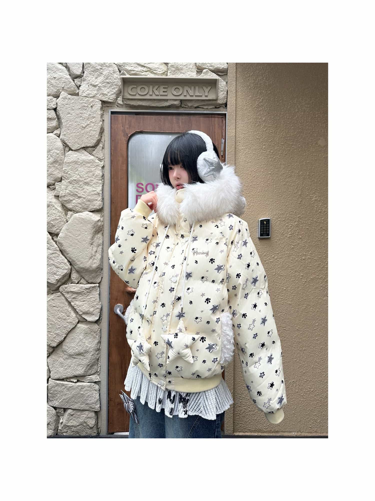 中綿上衣 レディース 中綿厚地の外套 上衣 前掛け アウター 冬 冬服 生あたたかい 朦々たる 防寒 ボンネット付き添い人 フェイクファー エコ毛皮 ボア 星 はやりっ児 総柄 3D衣嚢 仕掛地雷系 量産型 サブカル Y2K 韓国流行り物 好いたらしい 愛くるしげ 今めかしい