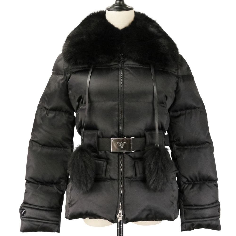 【中古】新品同様 PRADA プラダ ブルーフォックスファー ベルト付きダウンジャケット 29X275 サイズ38 ブラック レディース Luxs ブランド古着のリュクス｜Luxs（ブランド古着のリュクス）