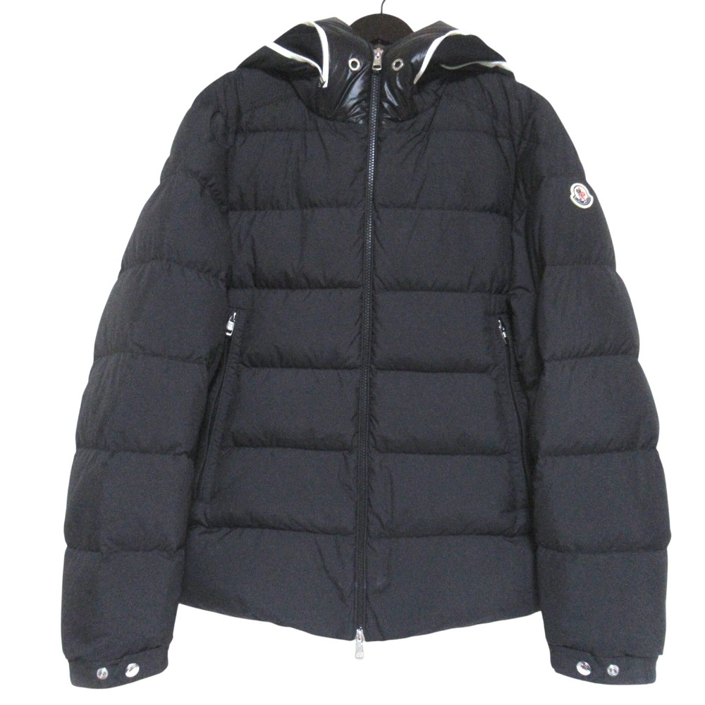 【中古】良品 23AW MONCLER モンクレール CARDERE ロゴプリント フーデッド ナイロンダウンジャケット I20911A00182 サイズ3 ブラック メンズ Luxs ブランド古着のリュクス｜Luxs（ブランド古着のリュクス）