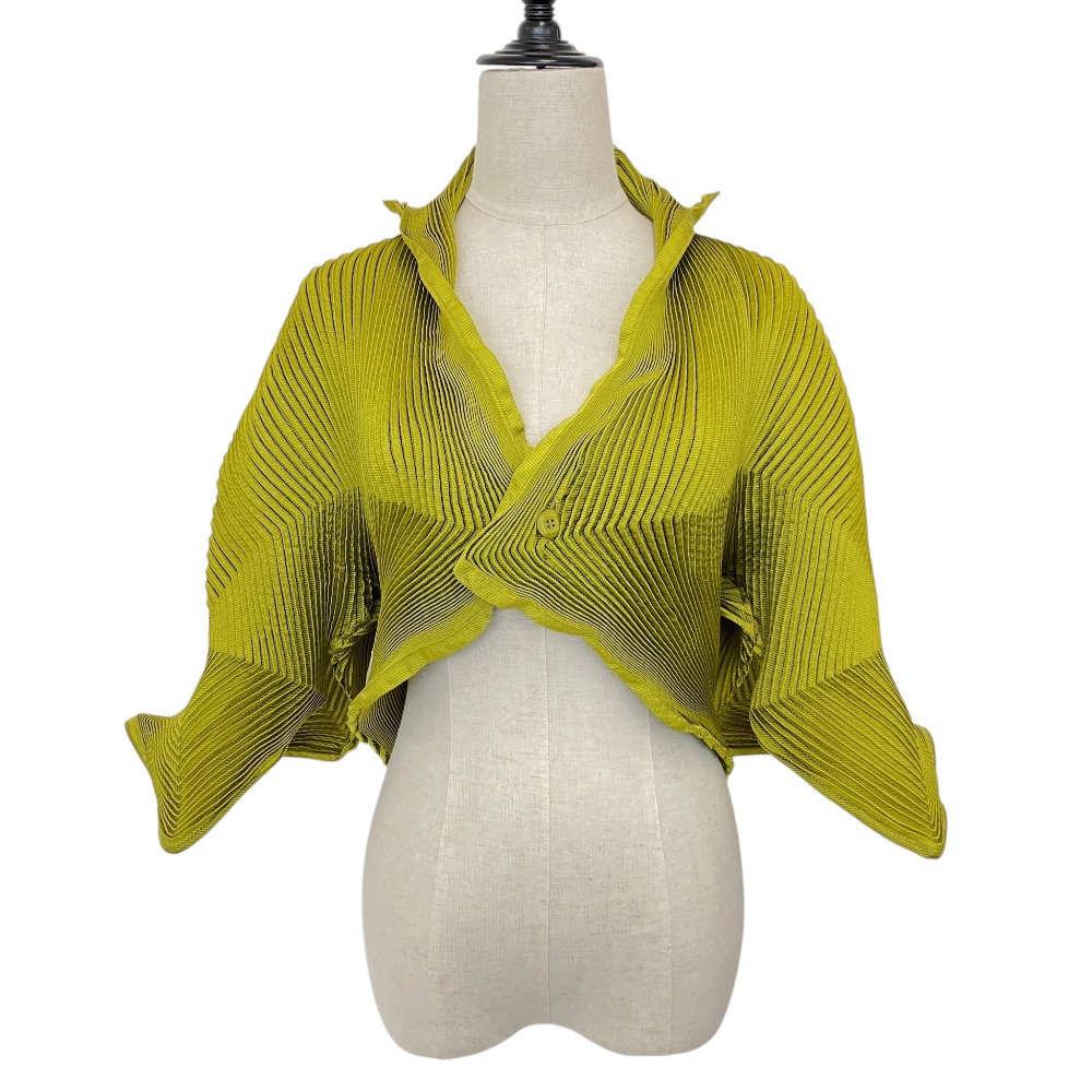 【中古】新品同様 ISSEY MIYAKE イッセイミヤケ 3D スチームストレッチ プリーツ 変形ジャケット IM73FD025 サイズ2 マスタードイエロー レディース Luxs ブランド古着のリュクス｜Luxs（ブランド古着のリュクス）