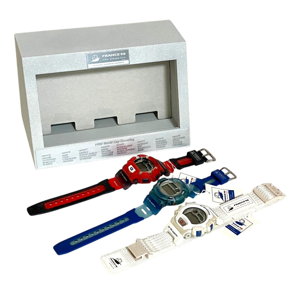 【中古】 ジャンク品 CASIO G-SHOCK 98年 フランス ワールドカップ 記念モデル 腕時計 3本+ケースセット レッド ブルー ホワイト メンズ Luxs ブランド古着のリュクス｜Luxs（ブランド古着のリュクス） 26,025円