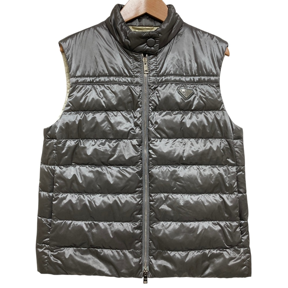 【中古】良品 PRADA プラダ トライアングルプレート ダウンベスト ACS1 2018 1550 サイズ38 メタリックグレー レディース Luxs ブランド古着のリュクス｜Luxs（ブランド古着のリュクス）