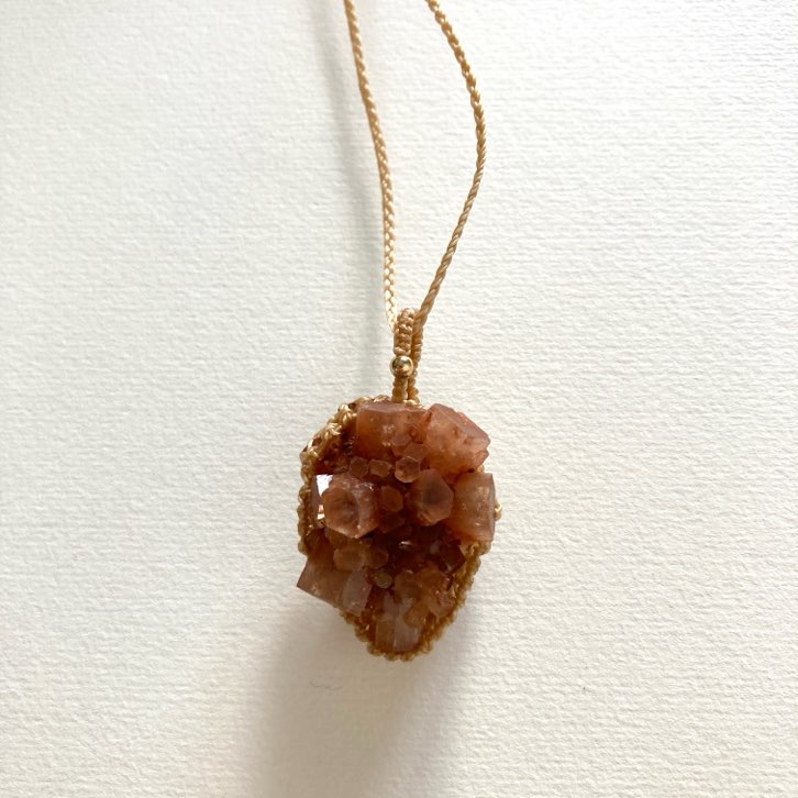 アラゴナイト原石ペンダント 霰石 アラゴナイト aragonite 原石 なごみ石 バランス リラックス エネルギー循環