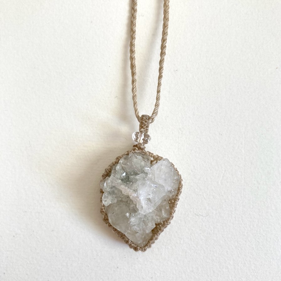 アポフィライトペンダント アポフィライト 透明 結晶 浄化 apophylite インド産 魚眼石 マクラメペンダント｜ルース ヒーリングストーンズ