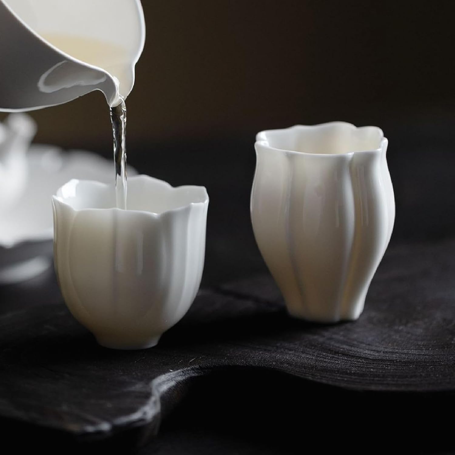【全店通用25%OFFクーポン】中国茶器 品茗杯 2個セット 60ml チューリップの形 茶碗 ミニ 小型 ティーカップ 茶道具 白磁 手作り 茶器 茶杯 セラミックス 陶器|大森麗萱