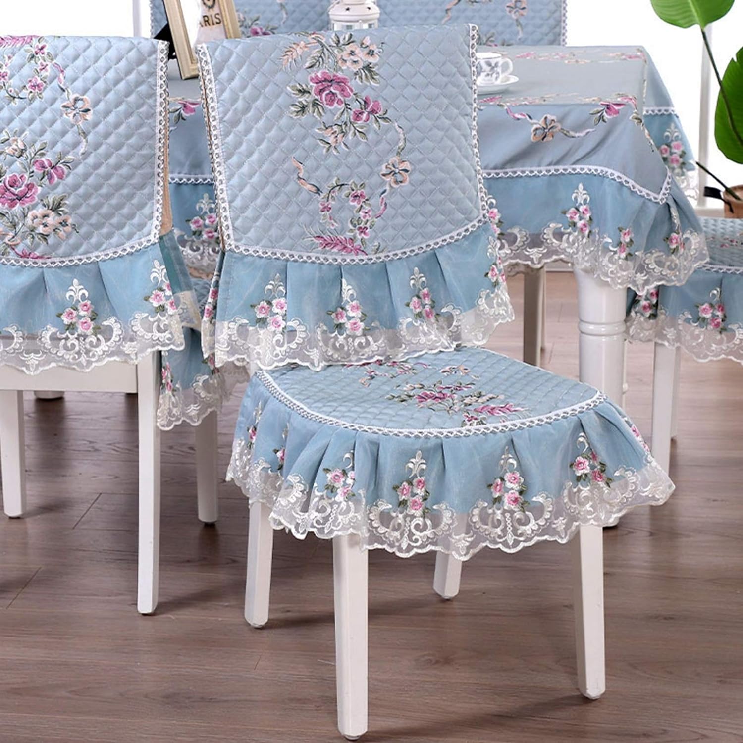 【25％OFFクーポン】1枚 椅子カバー チェアカバー ダイニングチェア対応 背もたれあり スカートデザイン キルティング 柔らかい 耐久性 洗える 取り外し簡単 滑り止め 椅子の保護 汚れ防止 四季兼用 レース付き 花柄