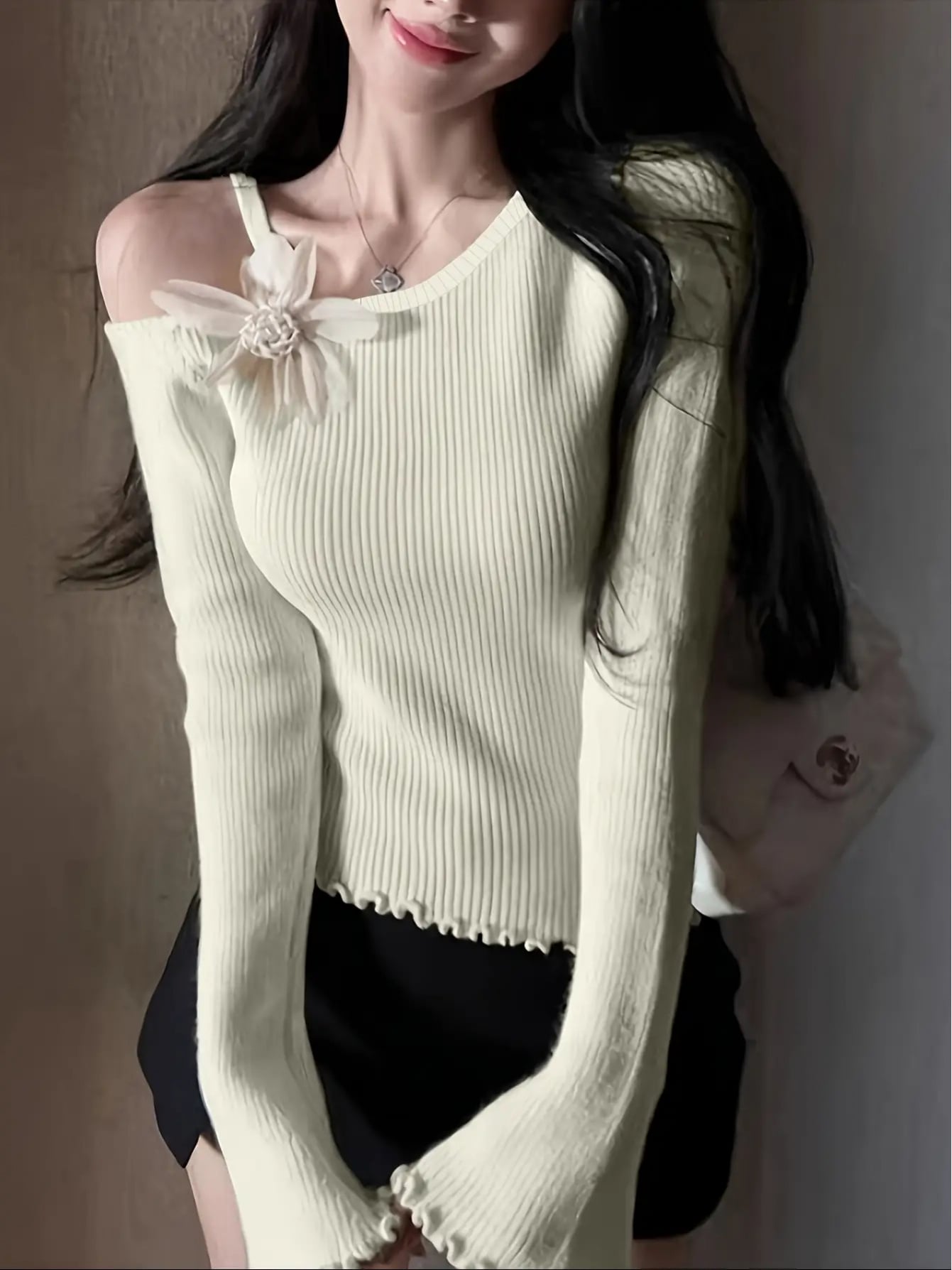 【今日このごろ制限事項、超買得30％OFFクーポン券、2度汐どき皆無】【立体お花】編み物 トップス ワンショル 非相称 長袖 肩出し 艶っぽい リブニット ティーシャツ はだ着 無地 きつい か細い 伸縮性 メロー 裾フラウンス 花付き添い人 着痩せ 細押し出し 華