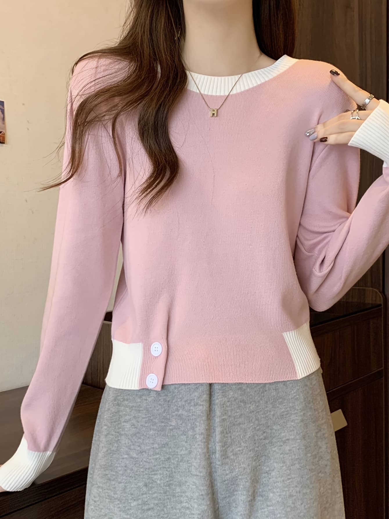【全店通用25％OFFクーポン】【バイカラー配色】ニット セーター レディース トップス ショート丈 クルーネック 丸首 プルオーバー 配色リブ 裾ボタン 大人可愛い きれいめ カジュアル 秋 冬 秋冬 長袖 柔らかい チク｜大森麗萱 9,578円