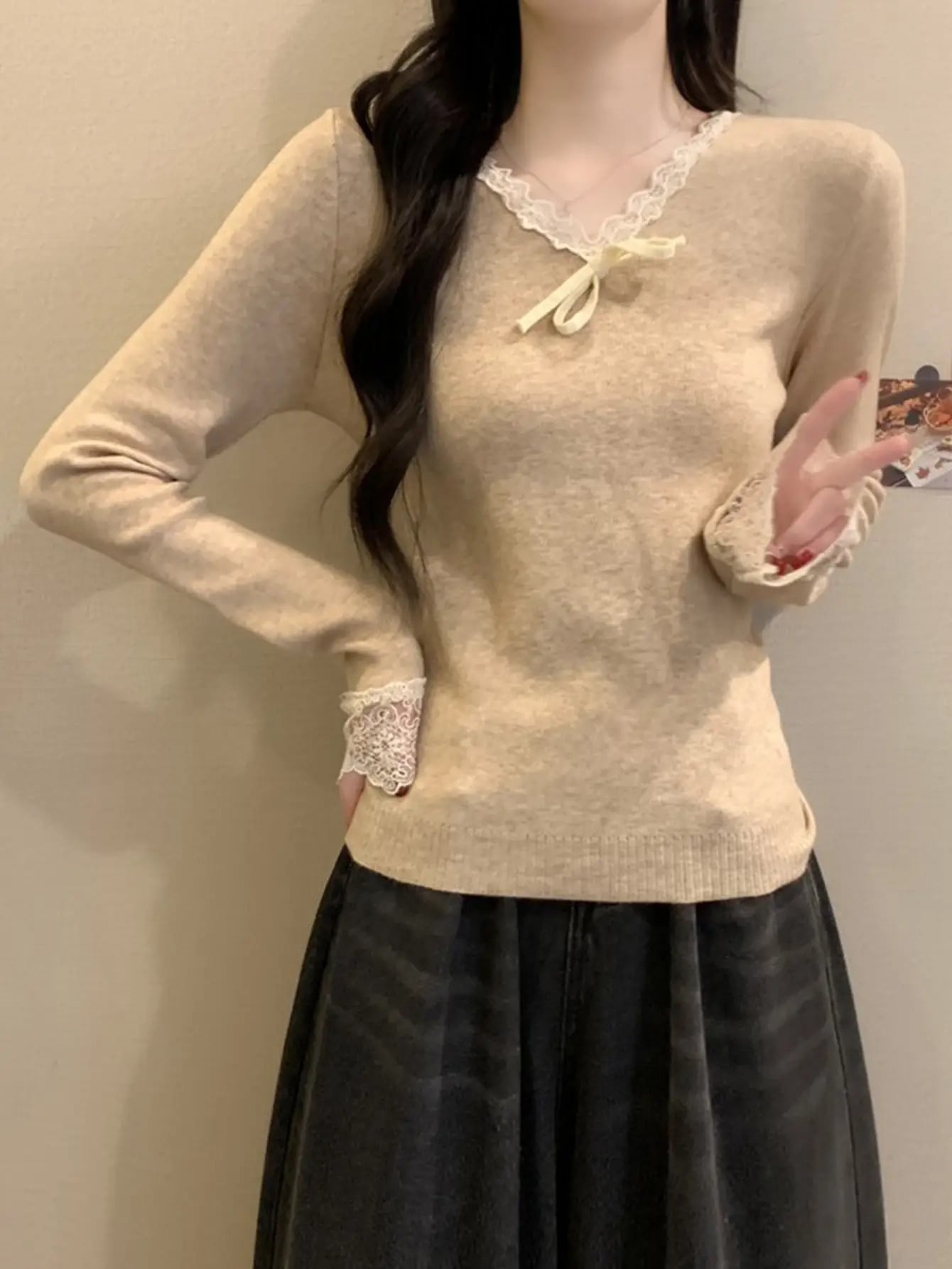 【全店通用25％OFFクーポン】ニット セーター レディース 長袖 Vネック レース リボン トップス プルオーバー ブラウス風 大人可愛い きれいめ フェミニン カジュアル 韓国ファッション 襟レース 袖レース 異素材切替｜大森麗萱