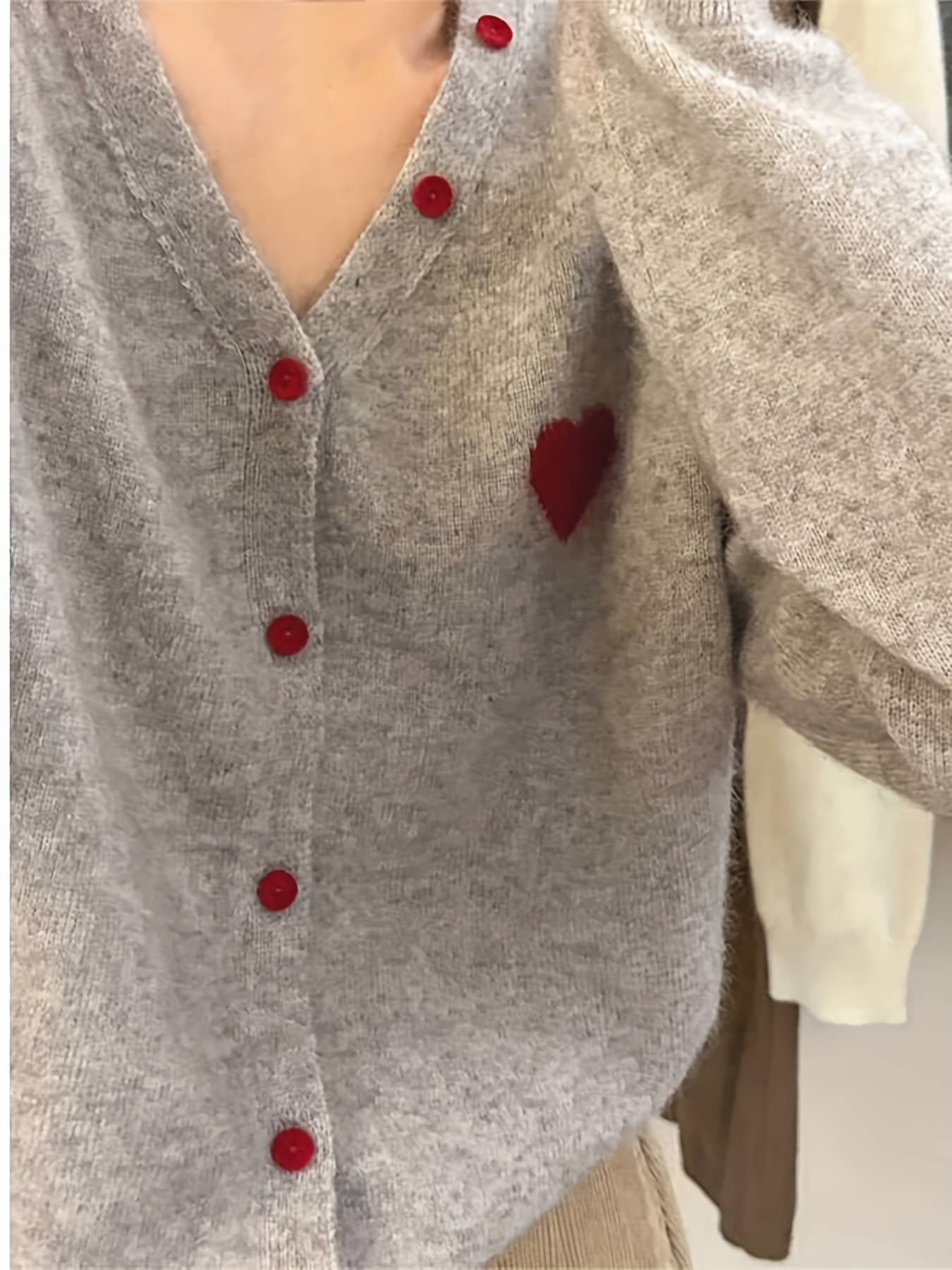 【全店通用25％OFFクーポン】【ハート刺繍】 2025 カーディガン レディース ニット Vネック トップス ショート丈 羽織り セーター 前開き 刺しゅう ワンポイント 赤ボタン 長袖 柔らかい ニットカーデ 大人可愛い｜大森麗萱