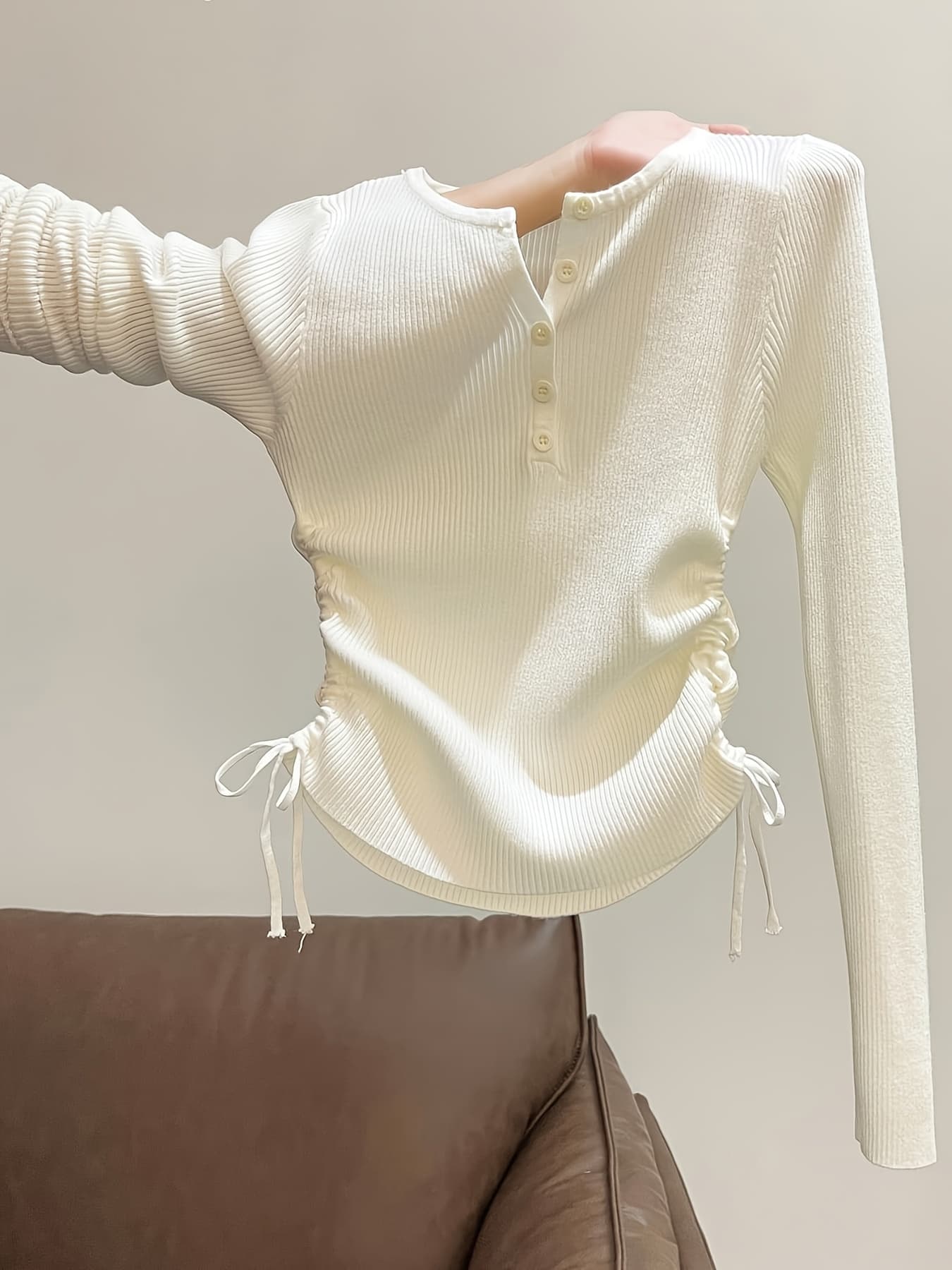 【全店通用25%OFFクーポン】【サイドドロスト】リブニット トップス レディース ヘンリーネック セーター 長袖 シャーリング ギャザー カットソー プルオーバー 無地 タイト スリム 着痩せ 細見え くびれ Vネック ボ|大森麗萱