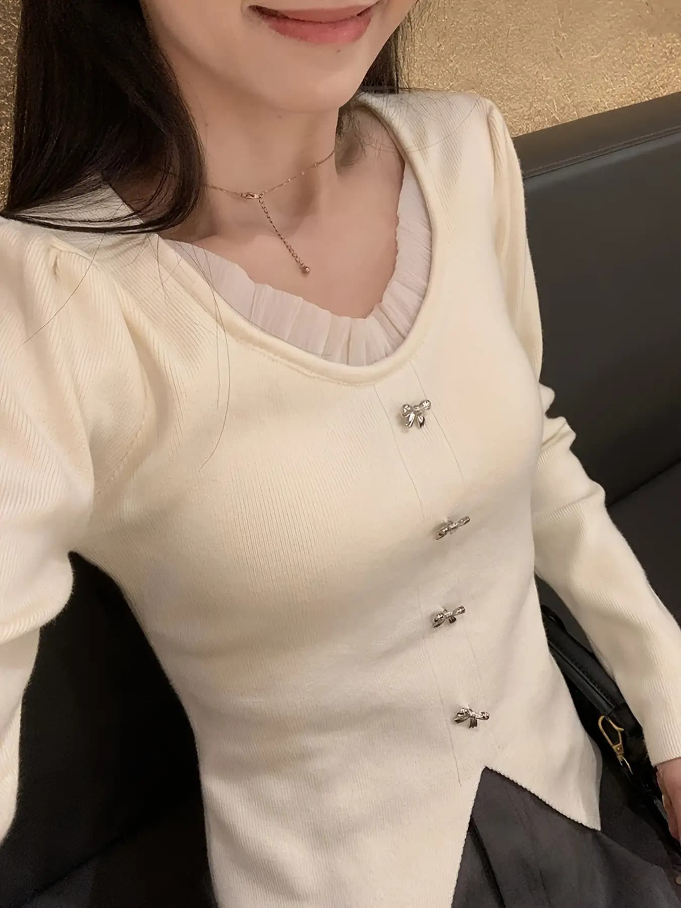 【全店通用25％OFFクーポン】【リボンビジュー】ブラウス レディース 長袖 Vネック レース フリル ニット トップス カットソー プルオーバー きれいめ 大人可愛い 韓国 ファッション 春 秋 冬 白 ホワイト オフィス｜大森麗萱