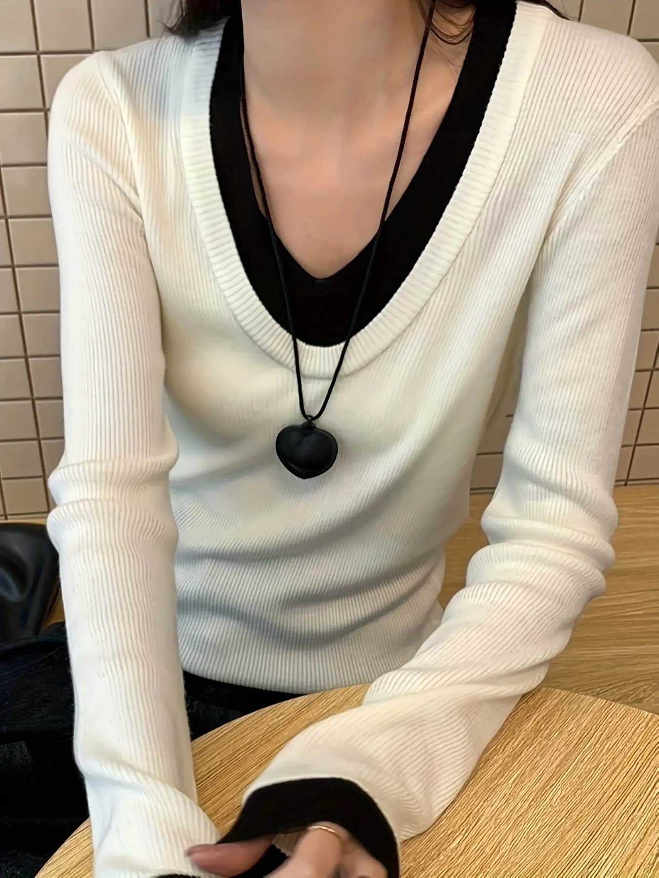 【全店30％OFF引き換え証があり】【重ね着風】 編み物 レディース スウェーター フェイクレイヤード Vのど首 色彩設計 バイ色合い トップス 長袖 リブニット カットソー ティーシャツ 伸縮性 伸ばすこと きつい か細い 填まる 着痩せ 細押し出し 体型河馬