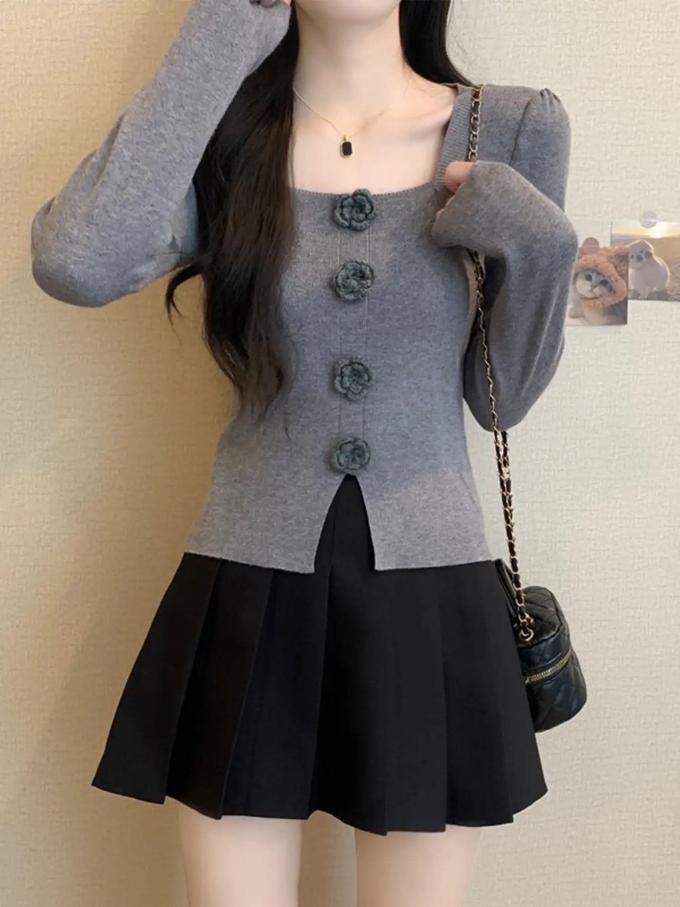【全店30％OFFクーポンがあり】【スクエアネック】ニット レディース 立体 花 モチーフ トップス セーター 長袖 3Dフラワー 飾りボタン タイト リブニット プルオーバー 裾スリット ボリューム袖 細見え 着痩せ 体型カバー 大人可愛い きれい｜大森麗萱