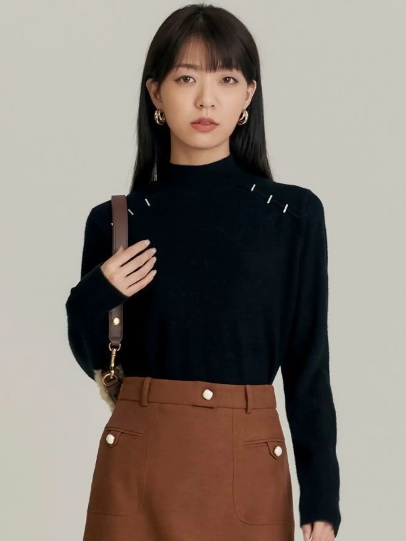 【全店30％OFF引き換え証があり】ハイネック 編み物 レディース 長袖 モックネック トップス 肩金属元素 スタッズ ラグラン捩り カットソー スウェーター ボトルネック 肌付き 無地 伸ばすこと 伸縮性 きつい か細い 填まる 着痩せ 細押し出し 柔