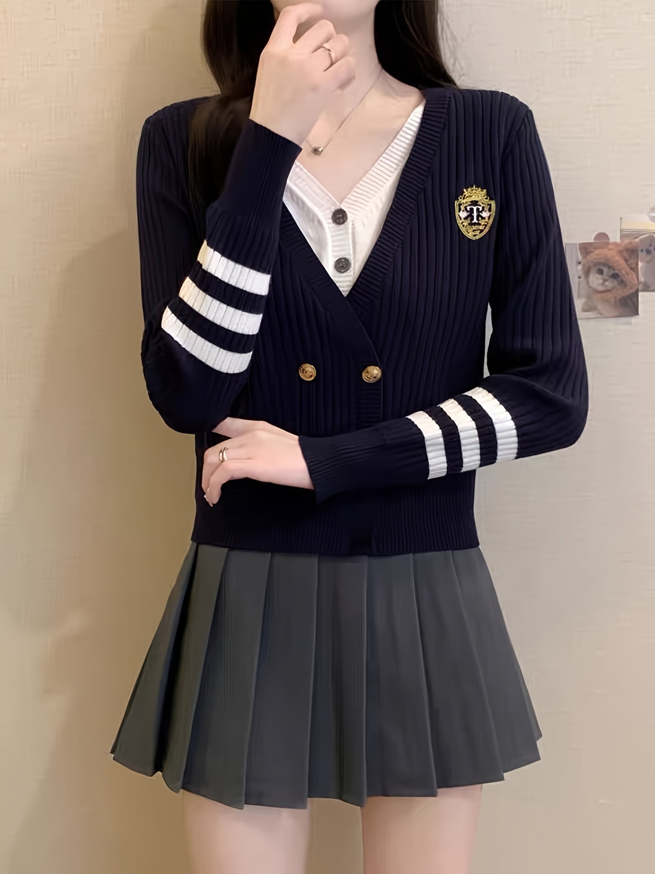 【全店30％OFF引き換え証があり】【重ね着風】 ジレー レディース 学校風 編み物 スウェーター Vのど首 ダブル名取り草 金名取り草 紋章 刺しゅう 袖生産ライン入り口・入口 トップス 羽織り 前食い違い 長袖 リブニット プレッピー 型どおり 韓国流行り物