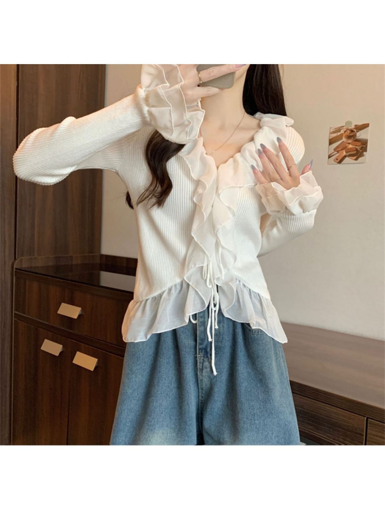 【全店30％OFFクーポンがあり】【大人可愛い】フリル ニット トップス レディース Ｖネック リブニット レース 長袖 セーター インナー ベルスリーブ 袖フリル 裾フリル 重ね着 レイヤード 伸縮性 ストレッチ 細見え 体型カバー 二の腕カバー｜大森麗萱 8,174円