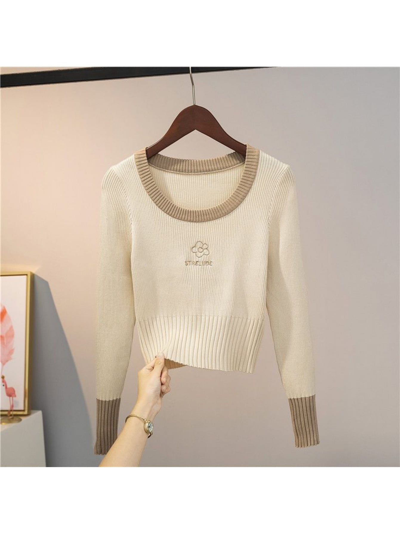 【全店30％OFF引き換え証があり】【バイ色合い】リブニット トップス レディース 長袖 スウェーター ワンポイント 刺しゅう 色彩設計 Uのど首 か細い 填まる きつい パウダーコンパクト 肌付き 春 秋 冬 着痩せ 細押し出し 体型押しかぶせる 二の腕押しかぶせる 伸縮性 もの柔らか