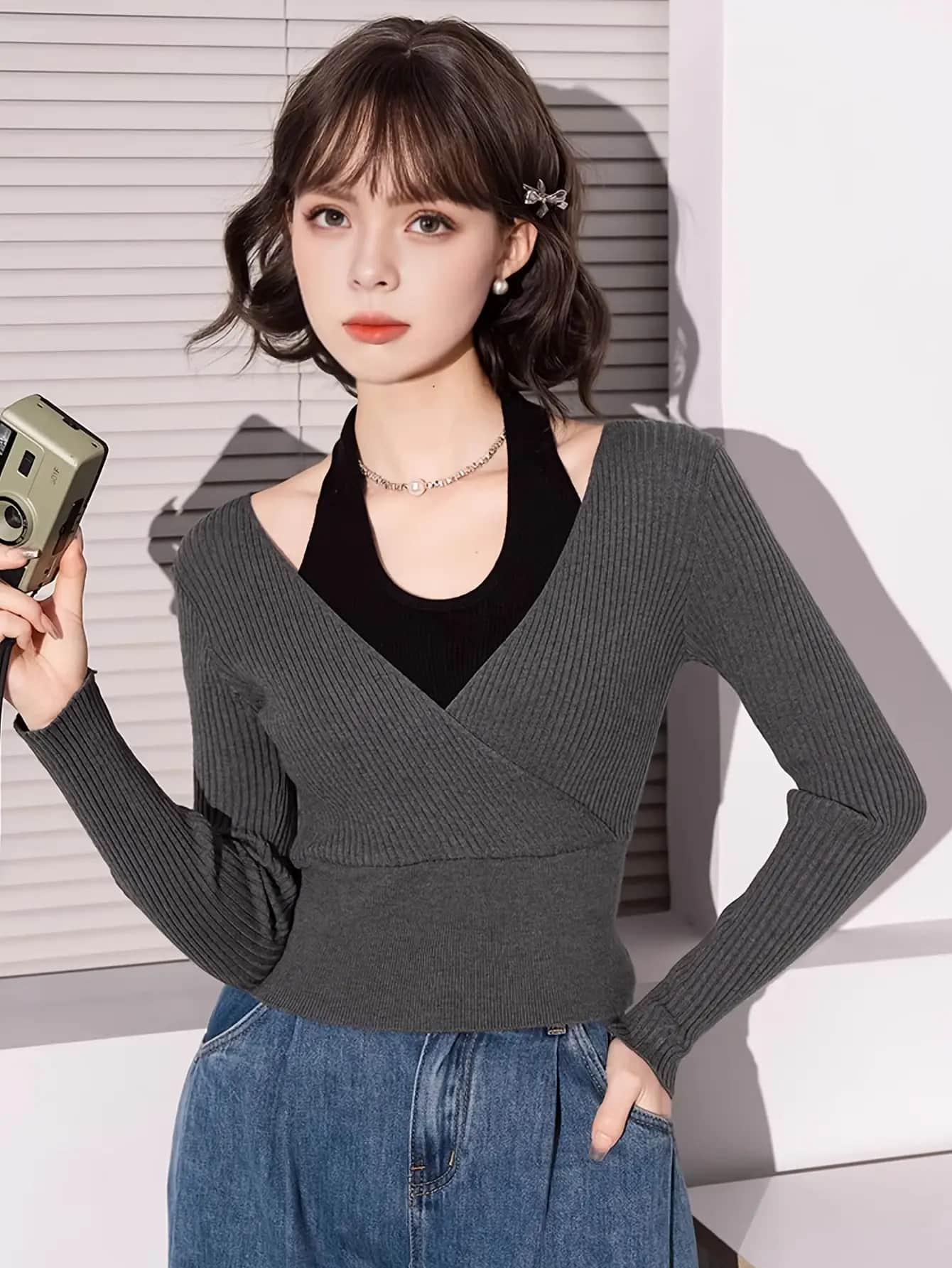 【全店30％OFF引き換え証があり】【重ね着風】編み物 レディース 長袖 ホルターネック カシュクール トップス リブニット 花の冠yd風 艶っぽい Vのど首 カットソー ティーシャツ 着痩せ 体型押しかぶせる 細押し出し 鎖骨押し出し 韓国 流行り物 春 秋