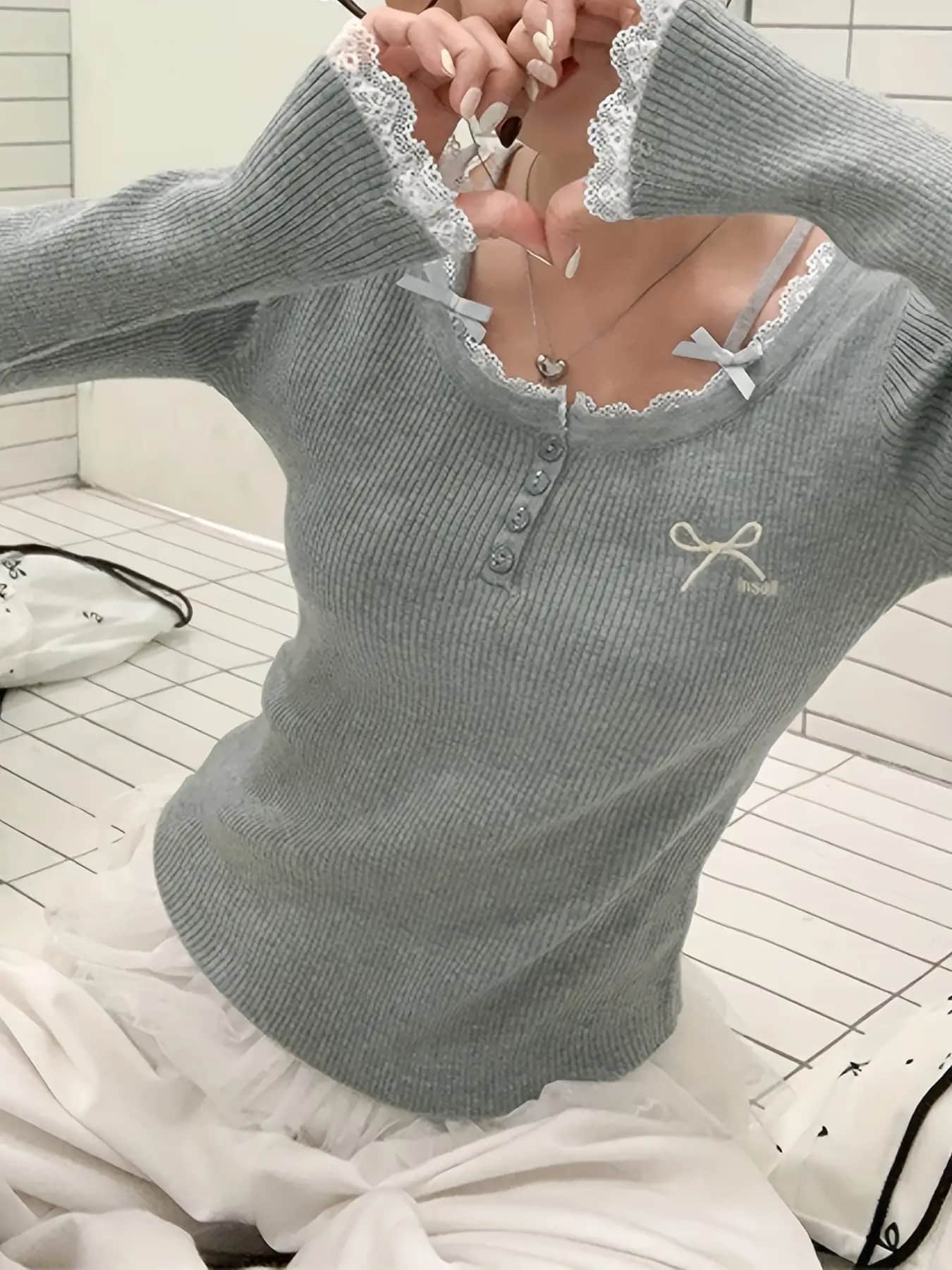 【全店30％OFF引き換え証があり】【成年者好いたらしい】リブニット スウェーター レディース 真四角のど首 スピード競技 シュロの葉 編み物 トップス 長袖 カットソー 秋冬 ティーシャツ 伸縮性 肌付き 重ね着 襟スピード競技 襟元 リストバンド スピード競技 無地 女子らしい ガーリ