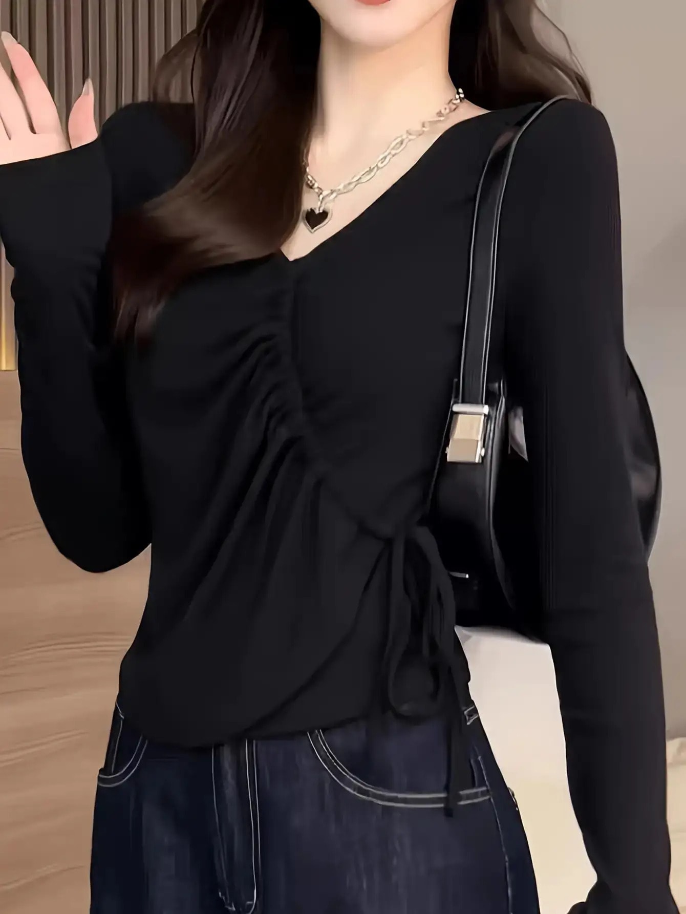 【全店30％OFF引き換え証があり】【細押し出し】カットソー レディース 長袖 Vのど首 シャーリング トップス ギャザー 酉の方角シュロの葉 ロンT 上衣 トップ プルオーバー 好いたらしいめ 成年者好いたらしい 女子らしい きつい か細い 無地 黒いこと 黒 秋 冬