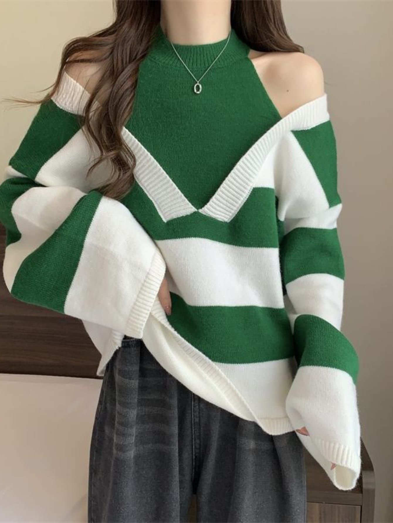 【全店30％OFF引き換え証があり】【肩出し】編み物 スウェーター レディース 明けっ広げ肩部 オフショル 間借り人 柄 ハイネック ボトルネック ティーシャツ トップス 長袖 ゆったり 体型押しかぶせる 着痩せ 割れ易い押し出し 二の腕押しかぶせる パステル色の 春 秋 冬
