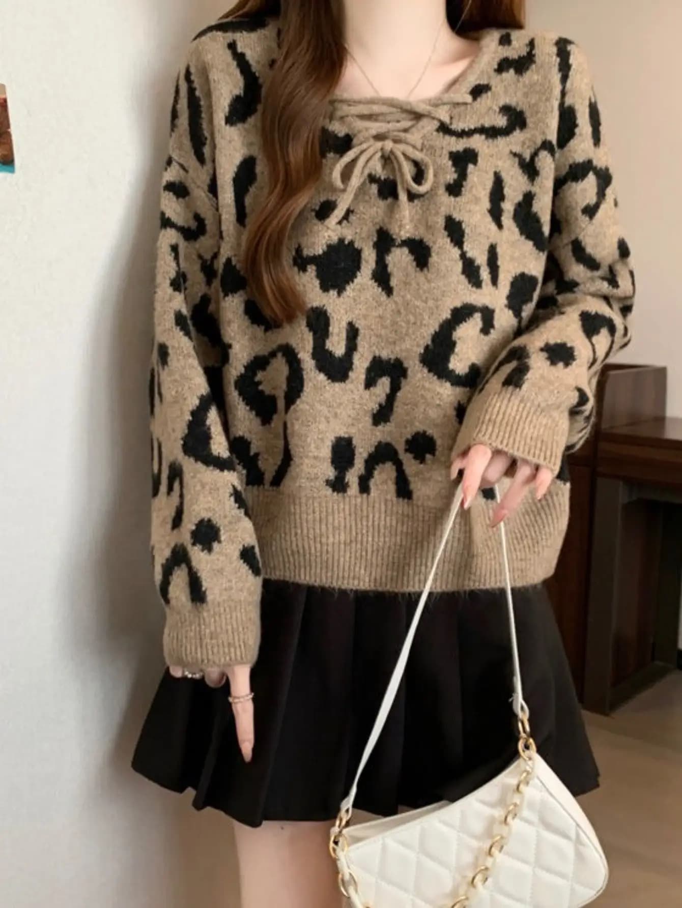 【全店30％OFFクーポンがあり】【大人可愛い】ニット セーター レディース レオパード ヒョウ柄 アニマル柄 総柄 トップス 長袖 プルオーバー 厚手 あったか 暖かい 防寒 レースアップ 紐付き 襟元リボン ゆったり オーバーサイズ 体型カバー｜大森麗萱