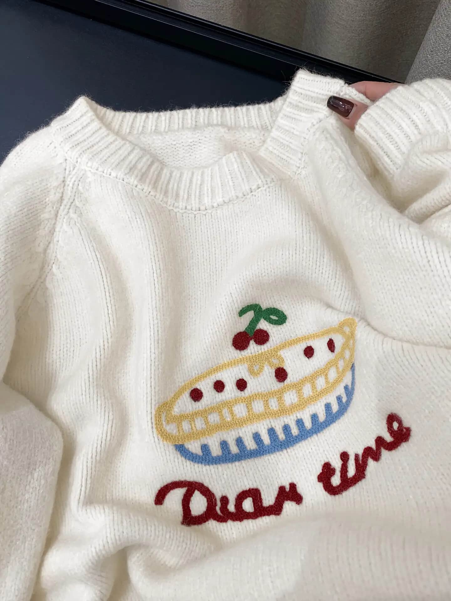 【全店30%OFFクーポンがあり】【刺繍デザイン】ニット セーター レディース トップス さくらんぼ クルーネック 丸首 長袖 英字 ロゴ 韓国ファッション プルオーバー 大人可愛い ゆったり ビッグシルエット オーバーサイズ 体型カバー 二の腕カバ|大森麗萱