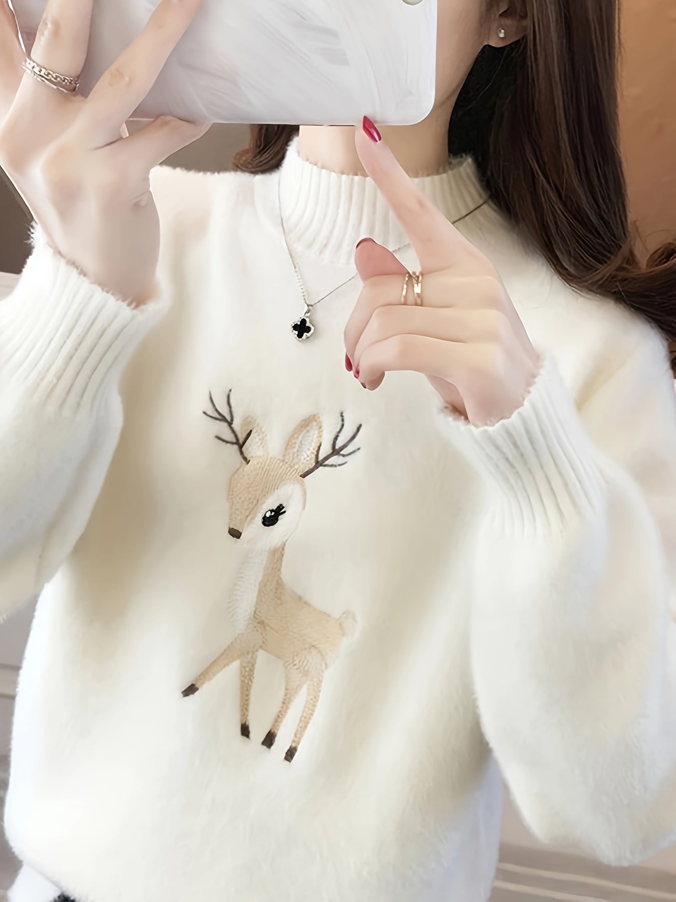 【全店30％OFFクーポンがあり】【もこもこ】ニット セーター レディース ハイネック トップス 刺繍 鹿柄 シャギーニット ふわふわ 暖かい プルオーバー ボトルネック モックネック 長袖 ミンクタッチ フェザー風 カジュアル きれいめ 大人可愛い｜大森麗萱
