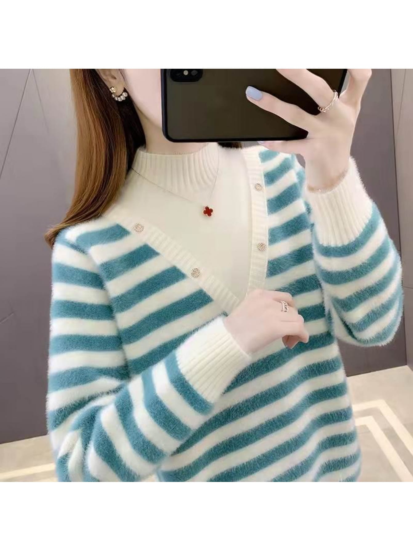 【全店通用25％OFFクーポン】【重ね着風】ニット セーター レディース ボーダー ハイネック トップス 長袖 ボトルネック 厚手 暖かい 起毛 シャギー風 プルオーバー フェイクレイヤード 切替 飾りボタン 体型カバー 着痩せ 細見え きれいめ カ｜大森麗萱