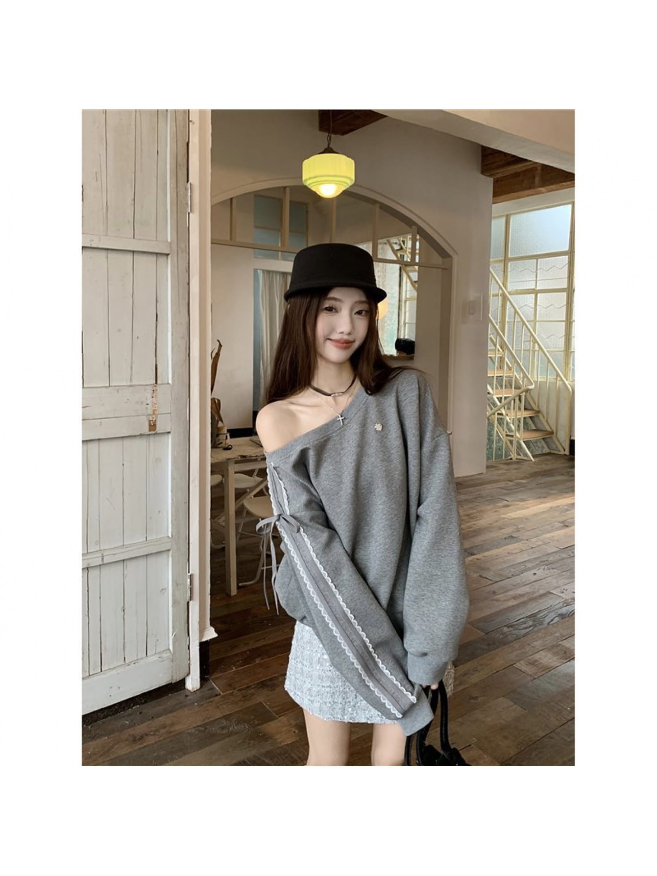 【全店通用25％OFFクーポン】【大人可愛い】スウェットトレーナーレディースワンショルダーオフショル肩出しレースリボントップス長袖プルオーバーカットソービッグシルエットオーバーサイズゆったり肩見せ无地グレーブラックカジュアルフェミニンガーリー韓国ファ｜大森麗萱
