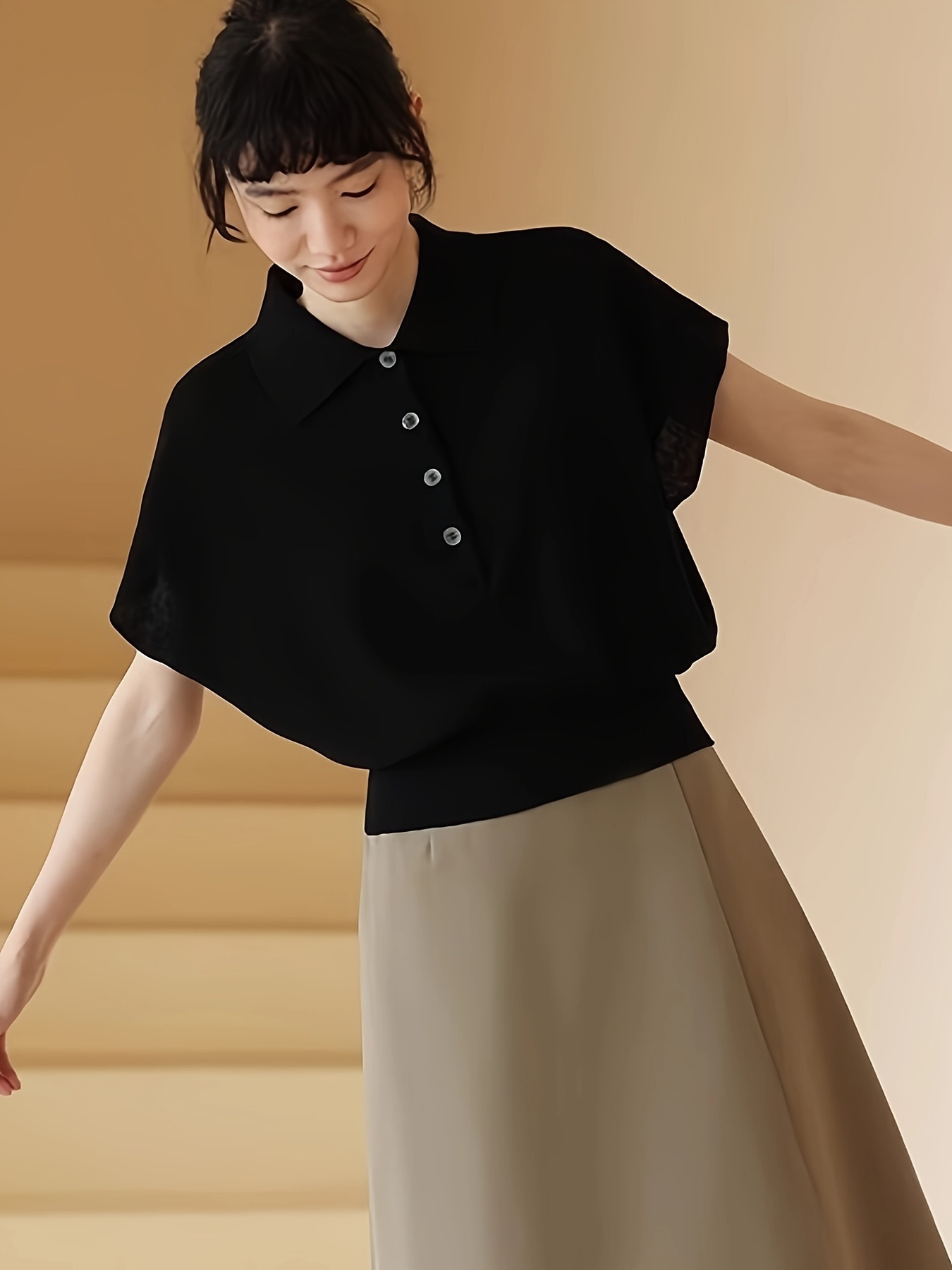 【全店通用25％OFFクーポン】サマーニット ポロシャツ レディース 半袖 襟付き フレンチスリーブ トップス ブラウス 春 夏 無地 体型カバー 二の腕カバー ゆったり ストレッチ 伸縮性 涼しい 接触冷感 透けにくい 裾リブ きれいめ カジュアル｜大森麗萱