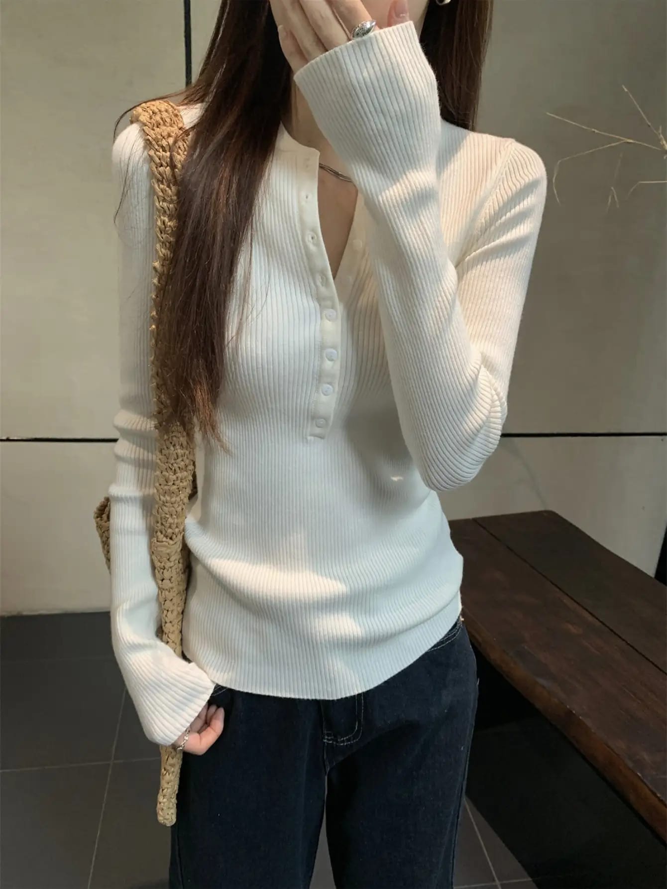 【全店通用25％OFFクーポン】ニット レディース ヘンリーネック セーター リブニット トップス 長袖 Vネック ボタン タイト 細身 春 秋 冬 カットソー プルオーバー 無地 きれいめ 大人可愛い カジュアル シンプル インナー 重ね着 レイヤ｜大森麗萱