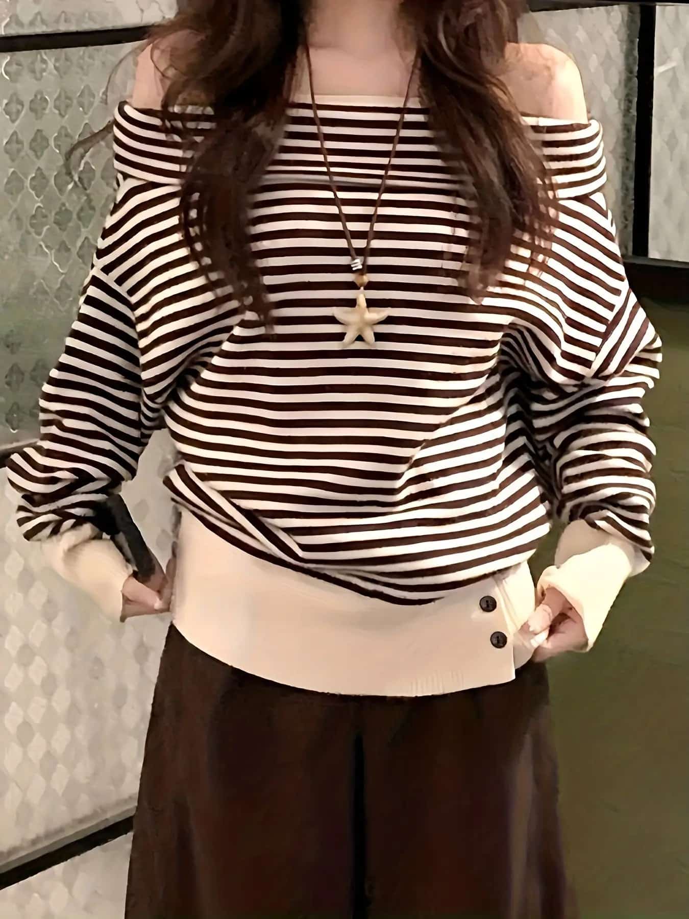 【全店通用25％OFFクーポン】【大人の肌見せ】 ボーダー ニット セーター オフショルダー レディース トップス 肩出し プルオーバー 長袖 韓国ファッション ゆるニット 配色 切り替え リブ カジュアル フェミニン 可愛い 華奢見え 抜け感 体型｜大森麗萱