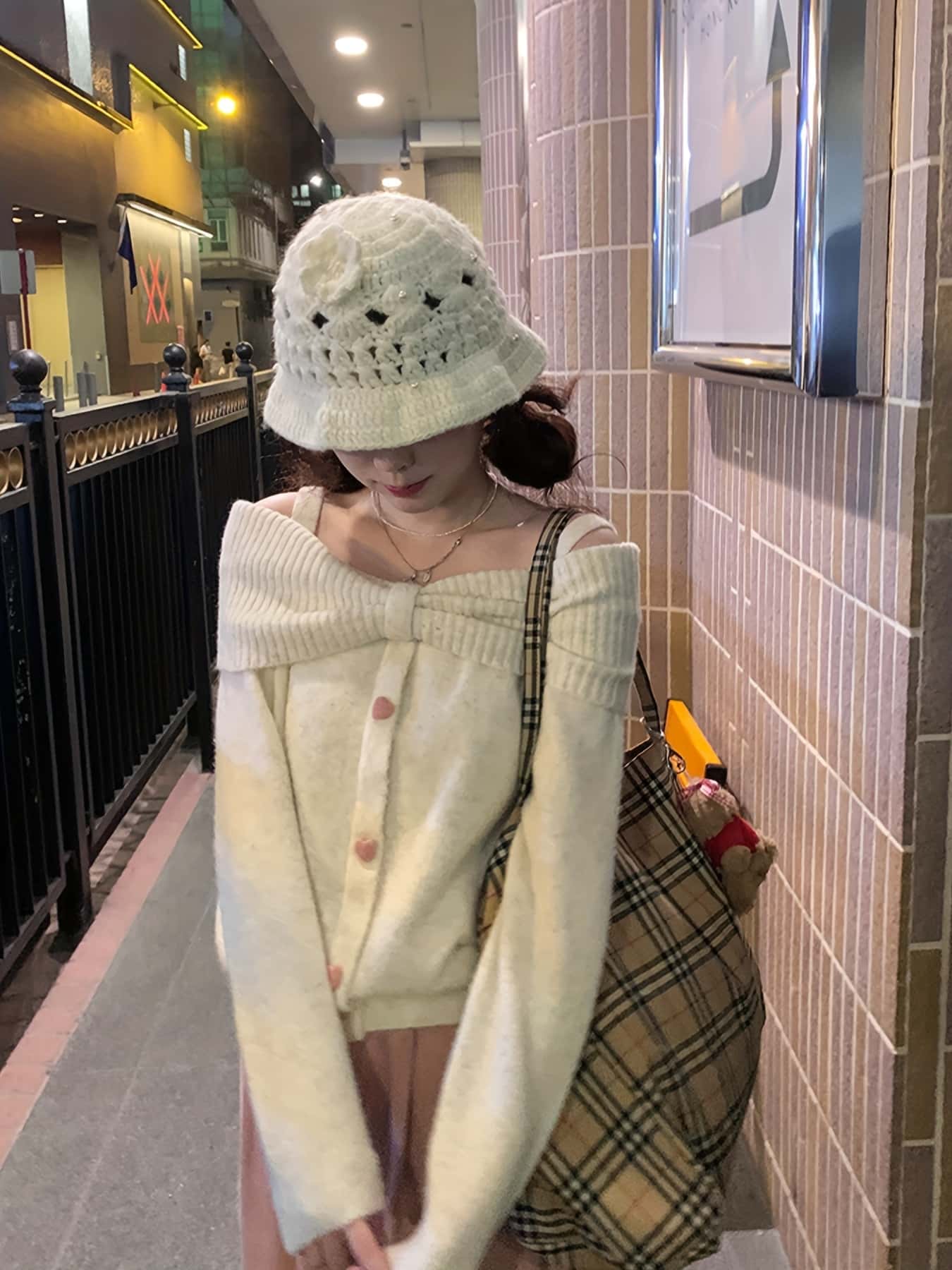 【全店通用25％OFFクーポン】【２ｗａｙ肩出し】オフショルダー ニット セーター ビッグリボン ハートボタン トップス レディース 長袖 プルオーバー 肩開き 鎖骨見え 華奢見え 体型カバー 地雷系 量産型 韓国ファッション 大人可愛い ガーリー｜大森麗萱