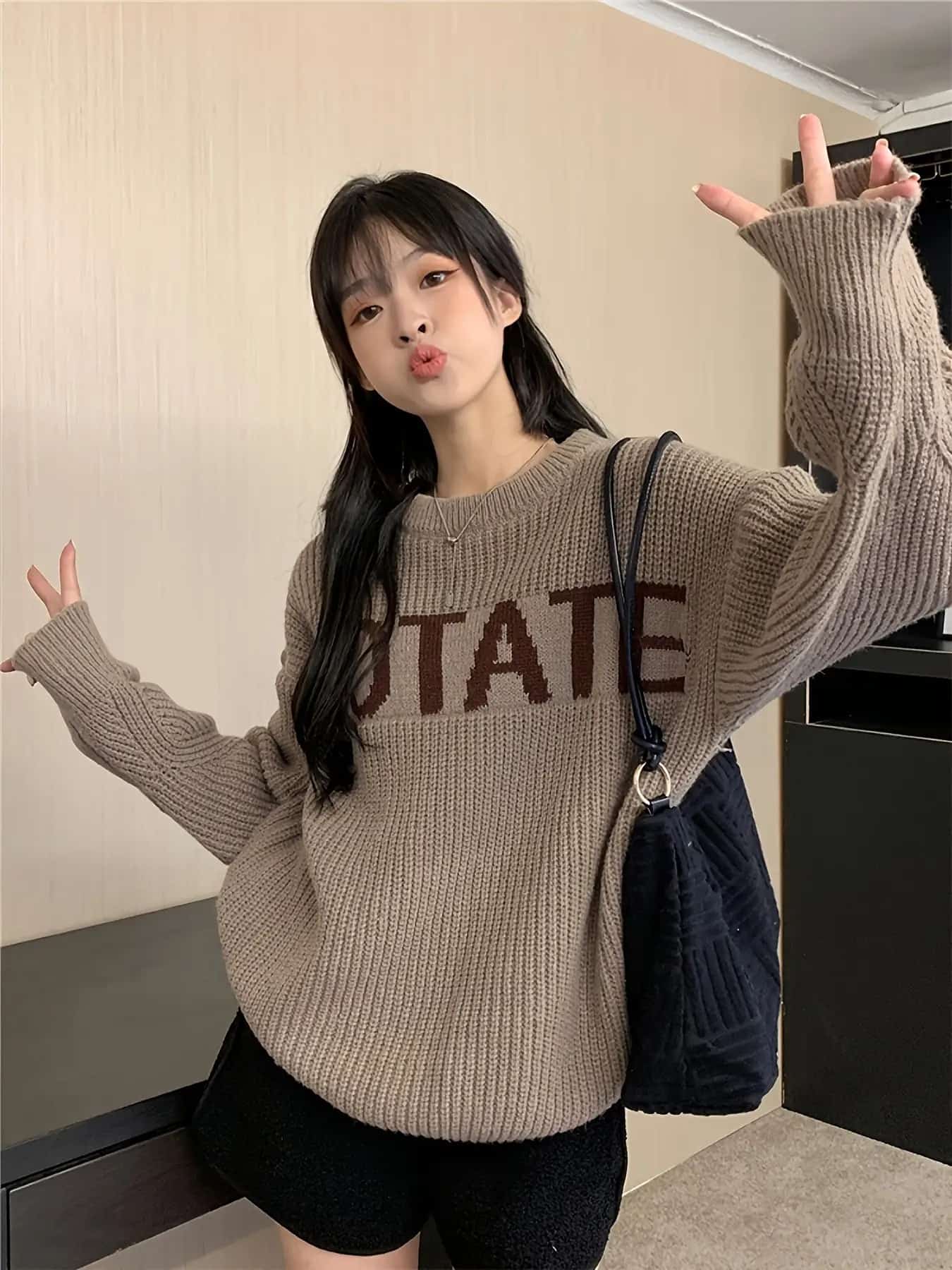 【全店通用25％OFFクーポン】ニット セーター レディース ロゴニット オーバーサイズ トップス クルーネック 畦編み風 厚手 暖かい 長袖 秋冬 プルオーバー ビッグシルエット ゆったり 体型カバー 二の腕カバー 着痩せ 韓国ファッション カジュ｜大森麗萱